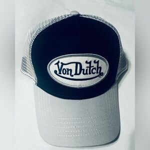 Von Dutch Trucker Hat Navy Silver
NWT
Embroidered Logo Patch Snapback
Mesh Cap